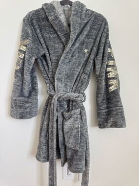 PINK Victoria's Secret Plush Hooded Robe in Light Gray